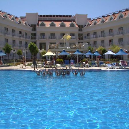 Golden Sunset Hotel&Spa Kemer Exterior foto A swimming pool at a hotel in Turkey