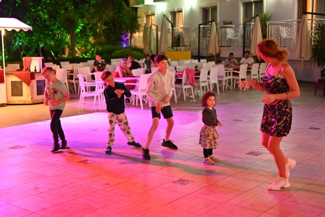 Golden Sunset Hotel&Spa Kemer Exterior foto Dancing in the square