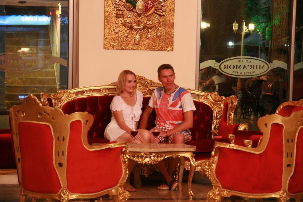 Golden Sunset Hotel&Spa Kemer Exterior foto A couple at a restaurant in Pattaya, Thailand